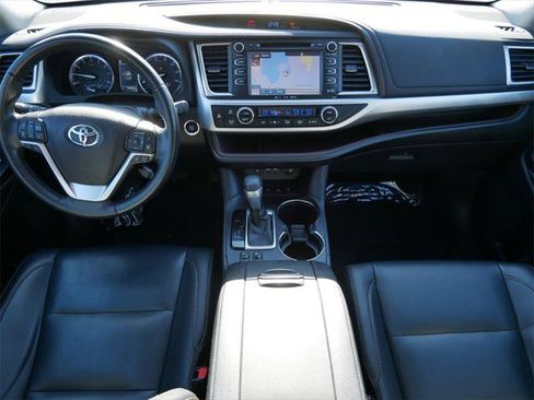Certified 2019 Toyota Highlander XLE image 14