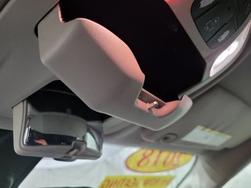 Used 2018 Chrysler Pacifica Touring-L image 41