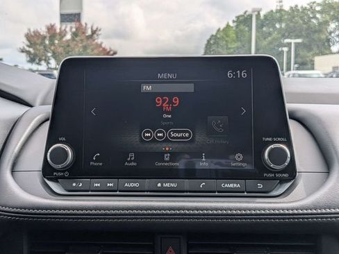 Used 2024 Nissan Rogue S AWD/4WD image 18