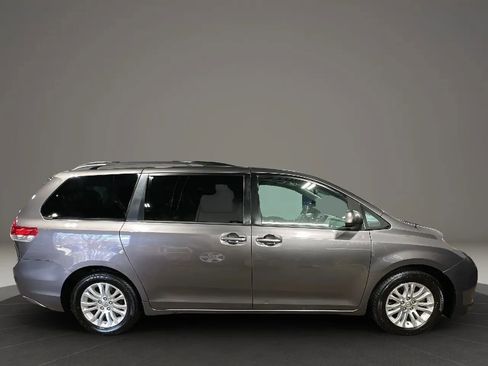 Used 2014 Toyota Sienna XLE image 6