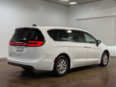 Used 2024 Chrysler Pacifica Touring-L image 24