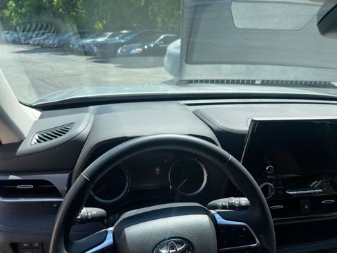 Used 2025 Toyota Highlander LE FWD image 33