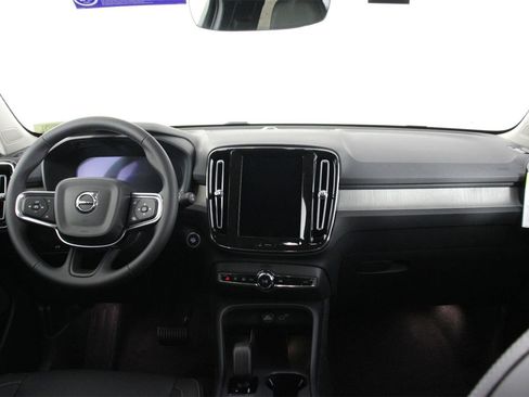 New 2025 Volvo XC40 B5 Core w/ Climate Package image 5