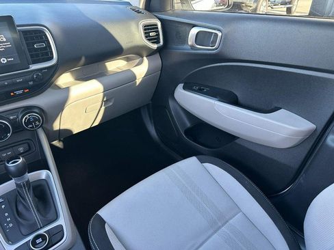Used 2024 Hyundai Venue SEL image 16