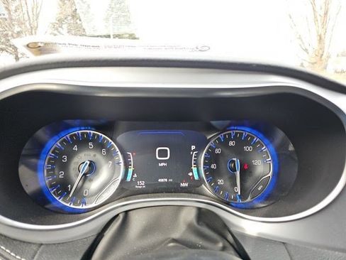 Used 2025 Chrysler Pacifica Limited FWD image 22