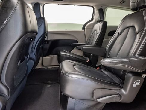 Used 2024 Chrysler Pacifica Touring-L FWD image 28