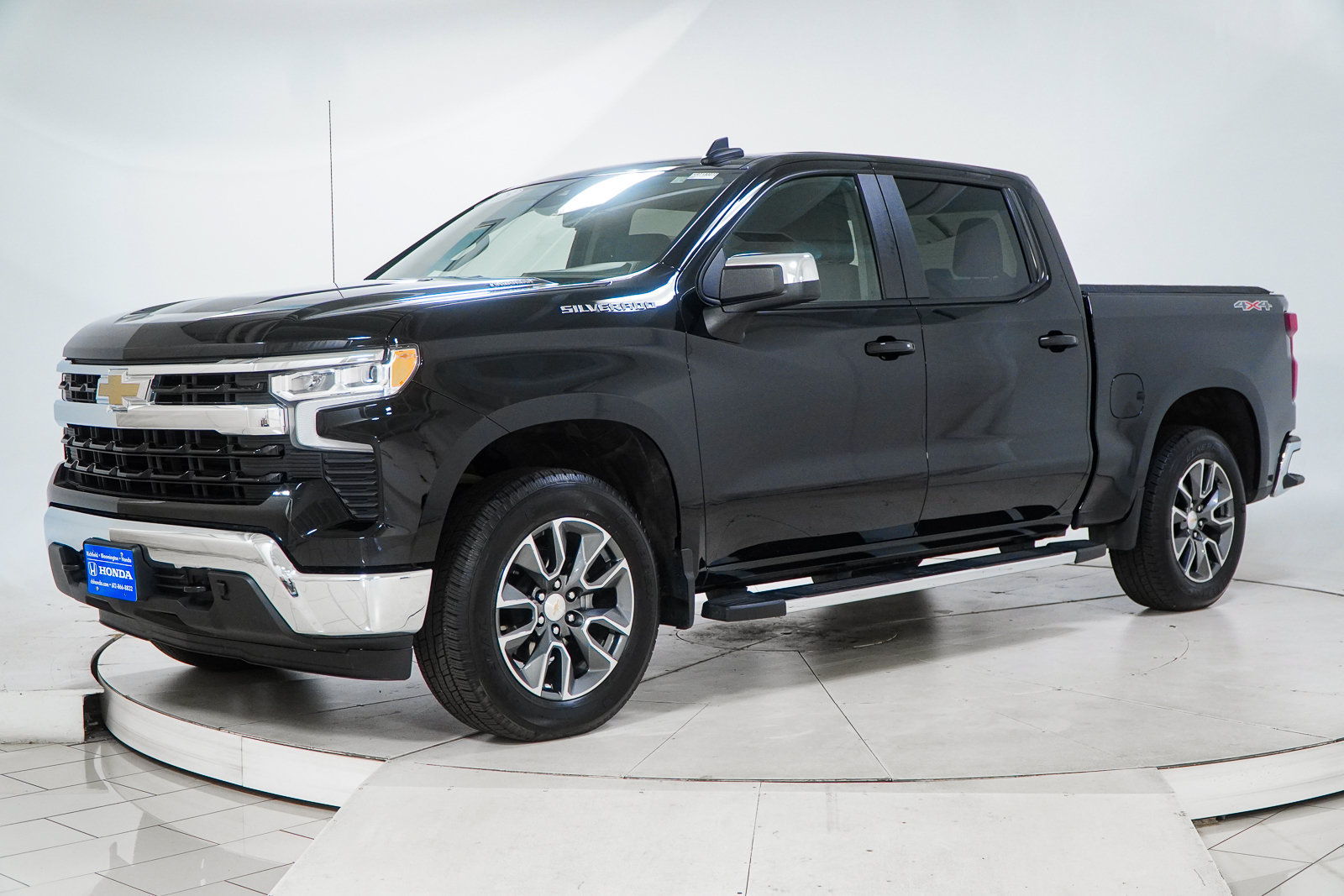 Used 2025 Chevrolet Silverado 1500 LT AWD/4WD image 3