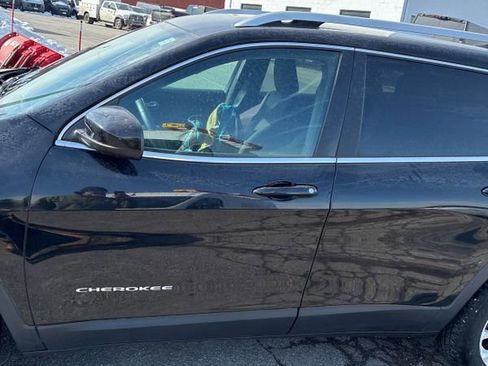 Used 2018 Jeep Cherokee Latitude w/ Cold Weather Group image 4