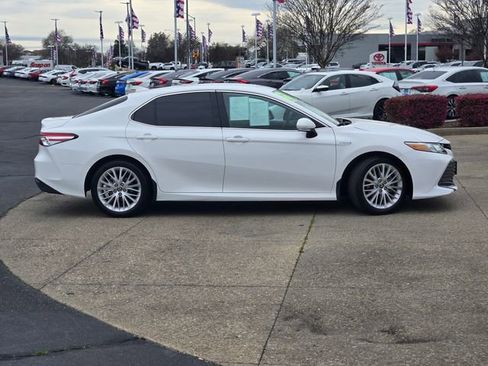 Used 2020 Toyota Camry XLE image 3