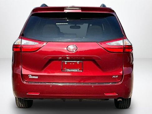 Used 2017 Toyota Sienna XLE w/ XLE Navigation Package FWD image 6