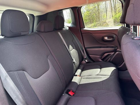 Used 2023 Jeep Renegade Latitude AWD/4WD image 28