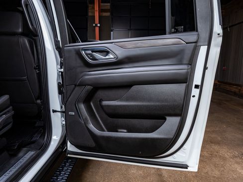 Used 2022 Chevrolet Suburban Z71 w/ Luxury Package image 38