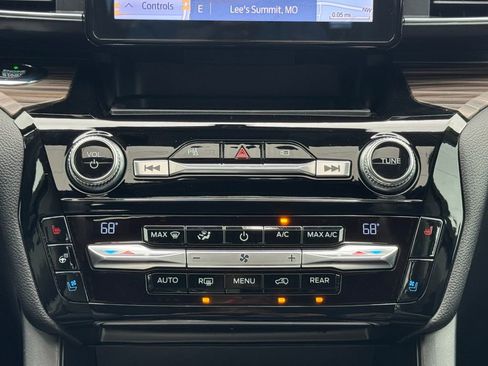 Used 2021 Ford Explorer Limited w/ Equipment Group 301A AWD/4WD image 25