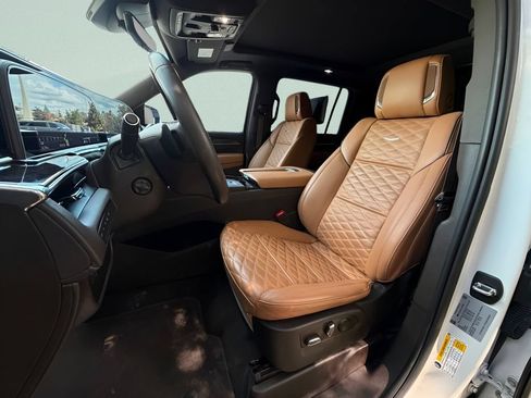 Used 2023 Cadillac Escalade ESV Premium Luxury w/ LPO, Radiant Package AWD/4WD image 10