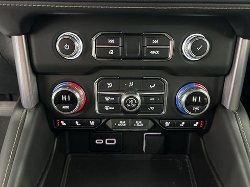 Used 2024 GMC Yukon SLT image 16