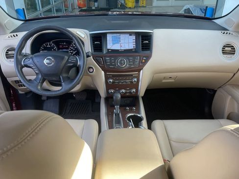 Used 2017 Nissan Pathfinder Platinum image 3