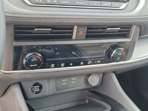 Certified 2025 Nissan Rogue SV image 34