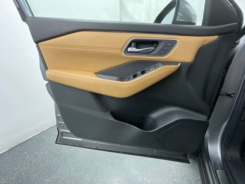Used 2023 Nissan Rogue Platinum w/ Platinum Premium Package FWD image 9