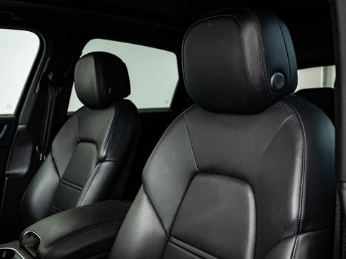 Certified 2022 Porsche Cayenne E-Hybrid w/ Premium Package image 28