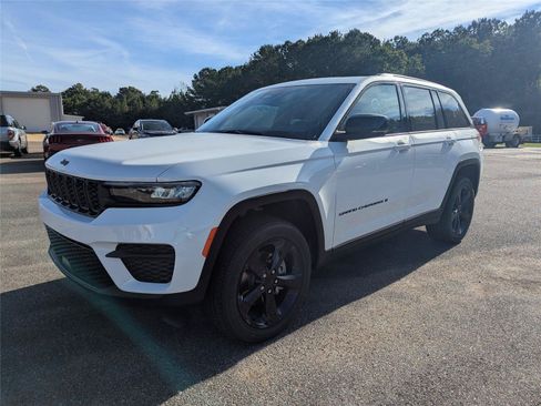 New 2025 Jeep Grand Cherokee Altitude RWD image 1