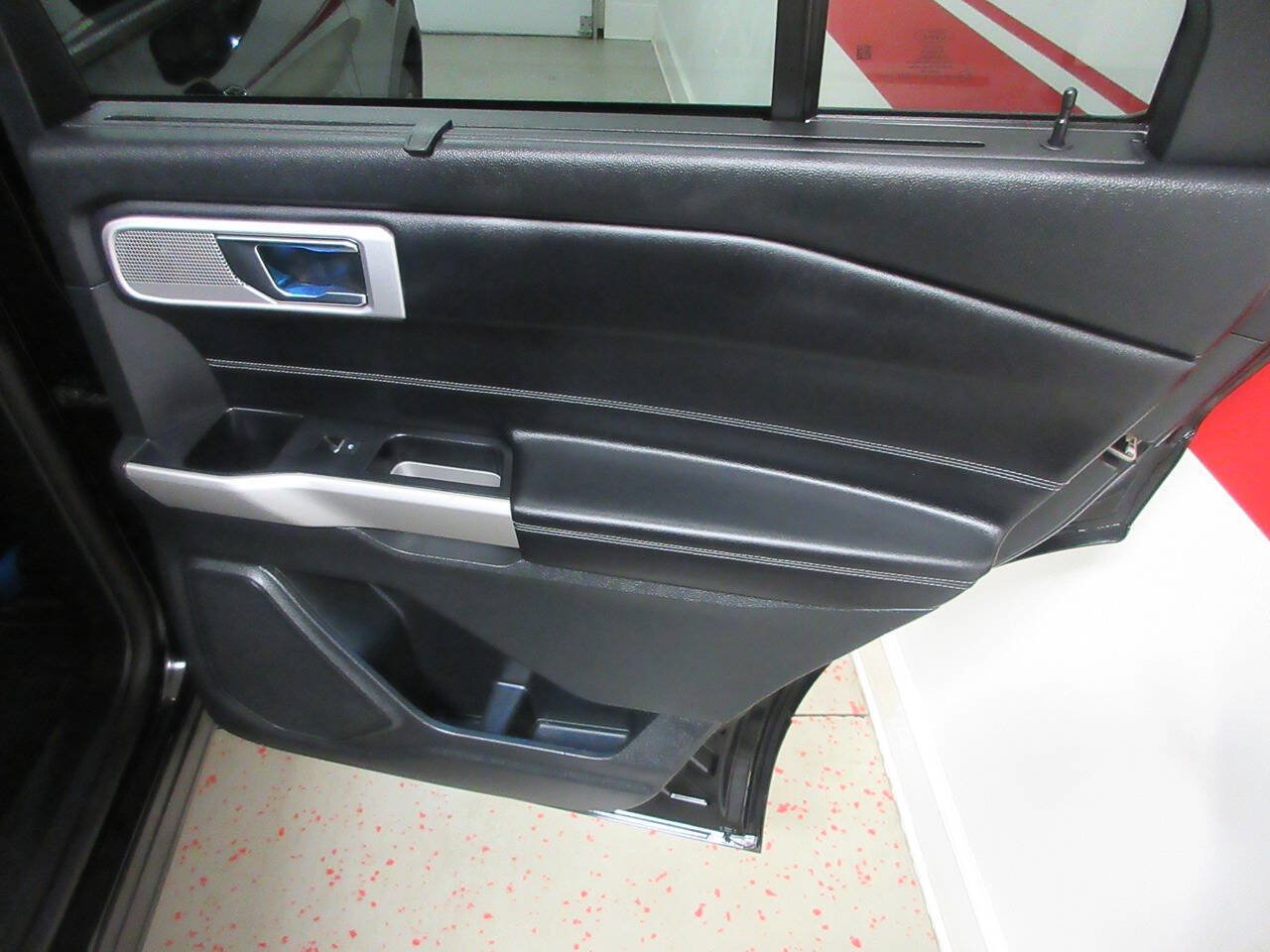 Used 2021 Ford Explorer Limited w/ Equipment Group 301A AWD/4WD image 33