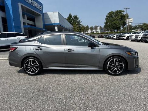 Used 2025 Nissan Sentra SR FWD image 2