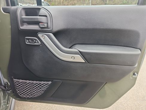 Used 2015 Jeep Wrangler Unlimited Rubicon w/ Connectivity Group image 39