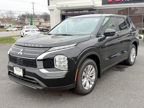 New 2025 Mitsubishi Outlander ES image 3