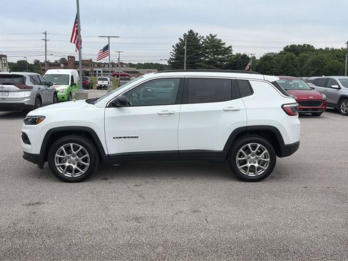 Used 2022 Jeep Compass Latitude w/ Sun and Sound Group AWD/4WD image 2