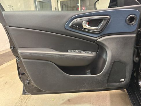 Used 2015 Chrysler 200 S w/ Navigation & Sound Group I image 13