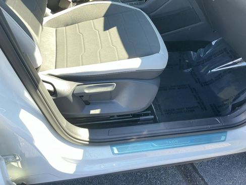 Certified 2025 Volkswagen Taos SE image 32