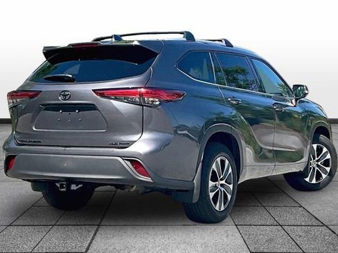 Used 2022 Toyota Highlander XLE AWD/4WD image 7