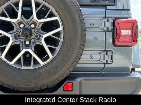 Used 2024 Jeep Wrangler Sahara w/ Technology Group AWD/4WD image 9