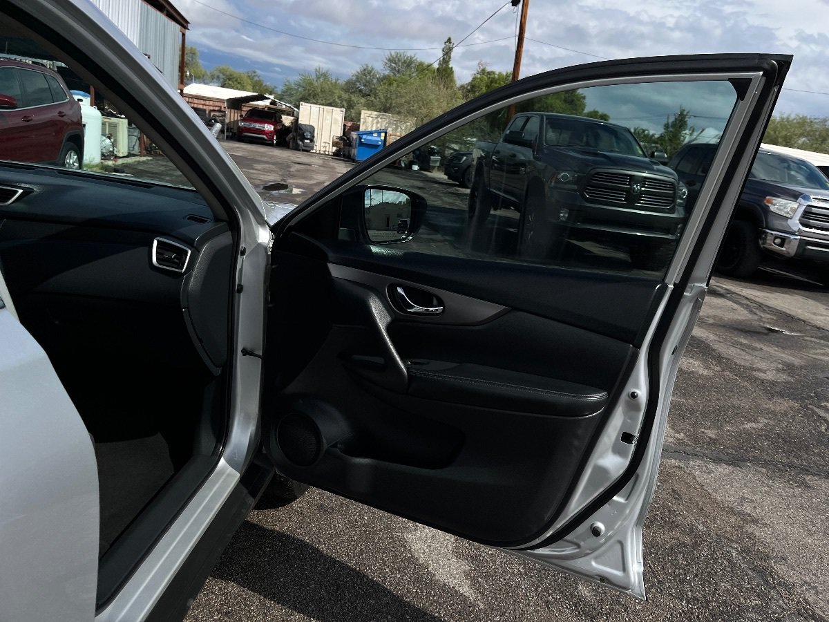 Used 2016 Nissan Rogue SV FWD image 36