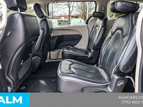 Used 2023 Chrysler Pacifica Limited image 19