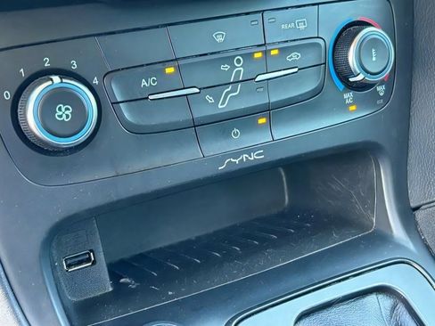 Used 2016 Ford Focus SE w/ SE Sport Package FWD image 24