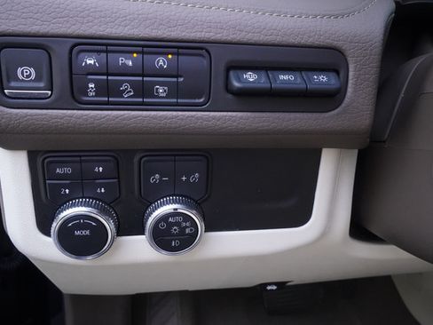 Used 2024 GMC Yukon Denali AWD/4WD image 12