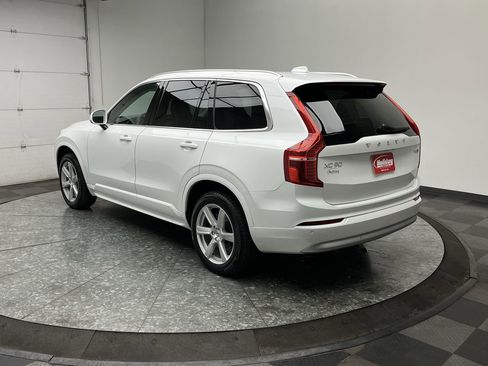 Used 2022 Volvo XC90 T5 Momentum image 2