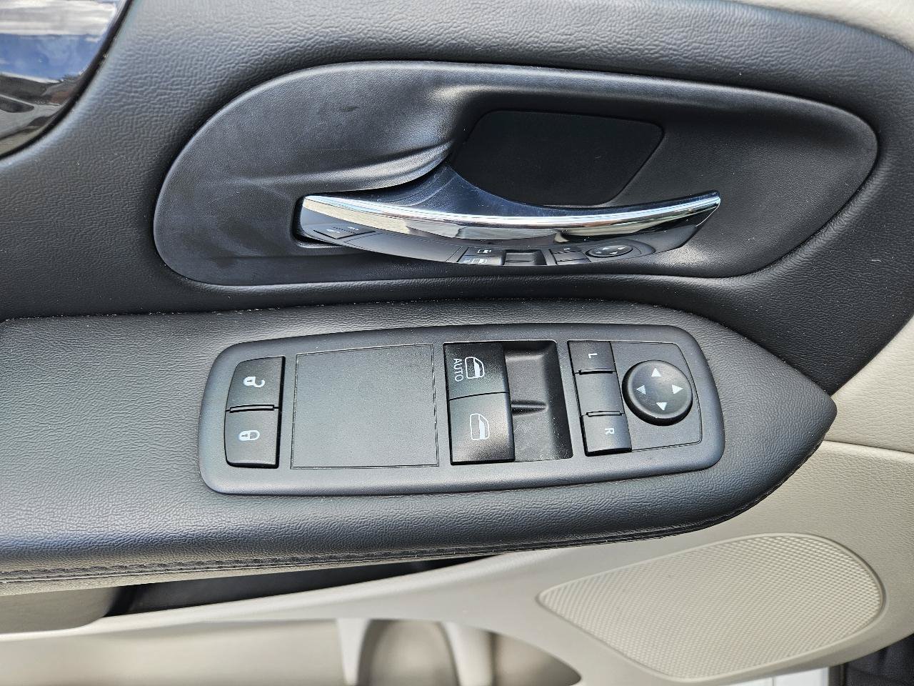 Used 2017 Dodge Grand Caravan SE FWD image 13