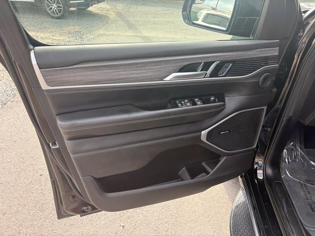 Used 2024 Jeep Wagoneer L Series II RWD image 14
