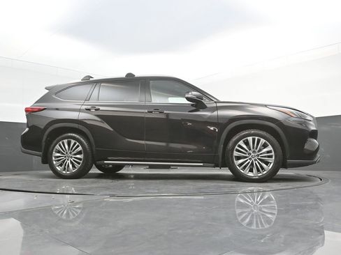 Used 2022 Toyota Highlander Platinum AWD/4WD image 43