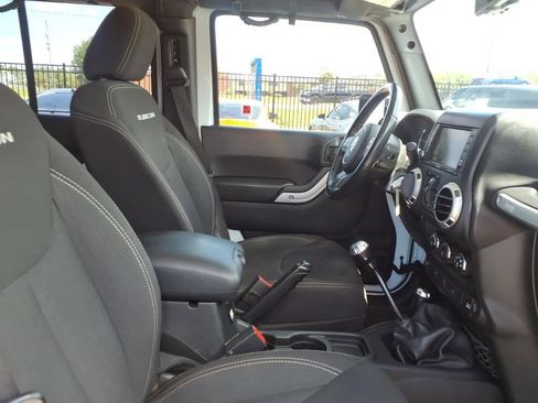 Used 2017 Jeep Wrangler Unlimited Rubicon w/ Connectivity Group AWD/4WD image 12