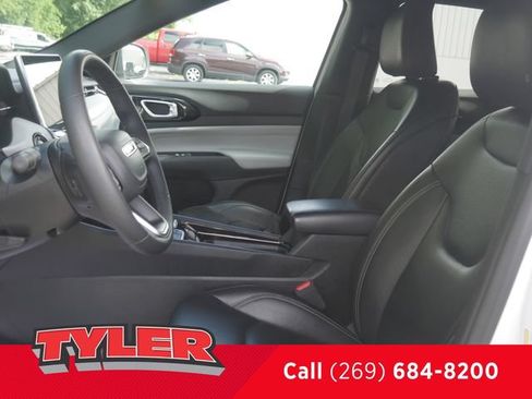 Certified 2025 Jeep Compass Limited AWD/4WD image 36