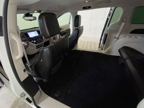 Used 2023 Chrysler Pacifica Touring-L AWD/4WD image 29