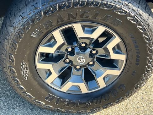 Used 2023 Toyota Tacoma TRD Off-Road w/ Advanced Technology Package AWD/4WD image 15