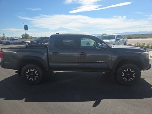 Used 2017 Toyota Tacoma TRD Off-Road AWD/4WD image 8