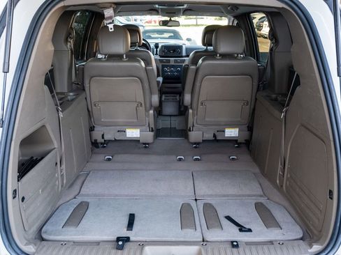 Used 2012 Volkswagen Routan SE image 24