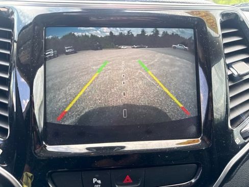 Used 2019 Jeep Cherokee Limited AWD/4WD image 24