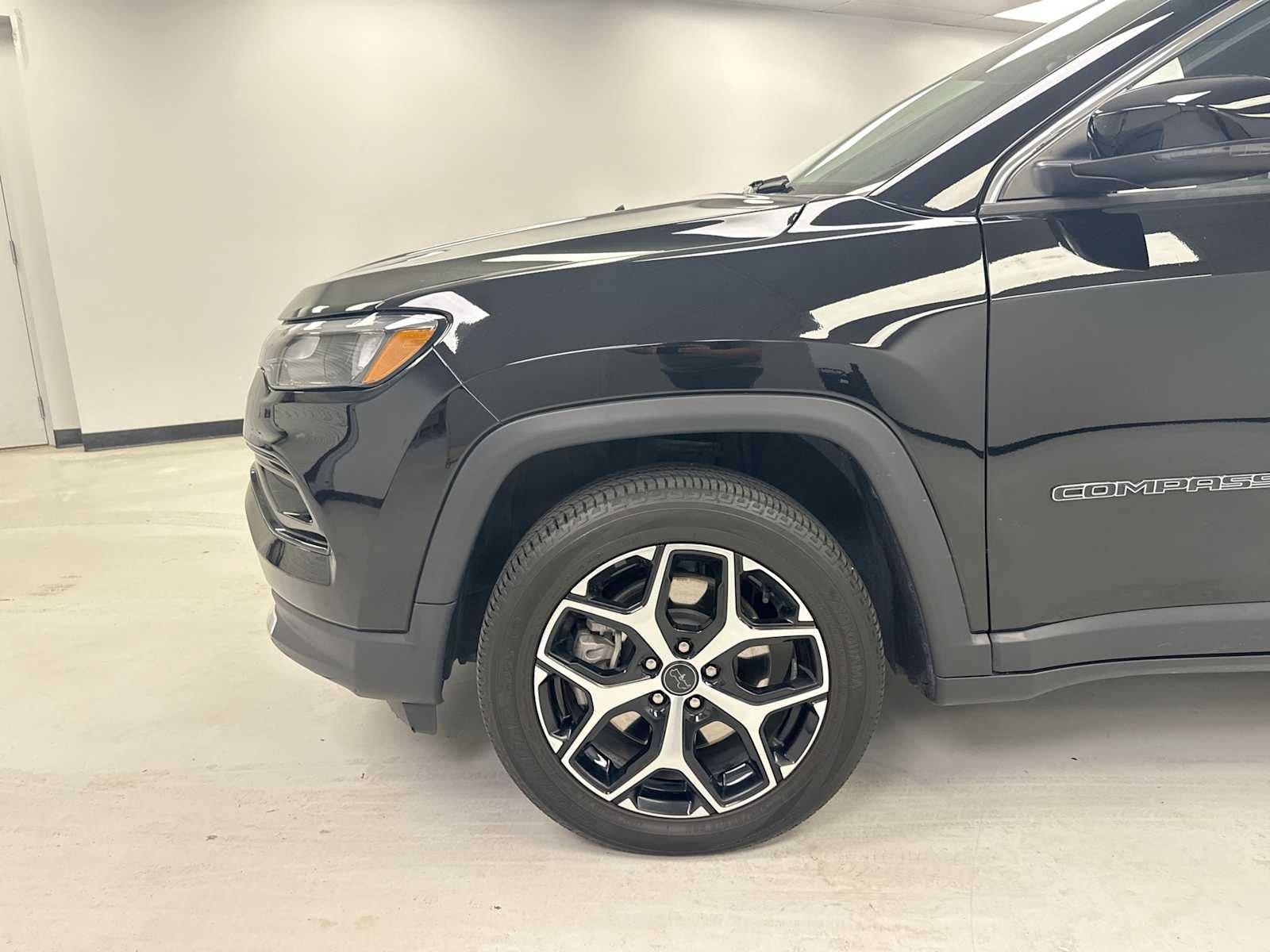 Used 2025 Jeep Compass Limited AWD/4WD image 17