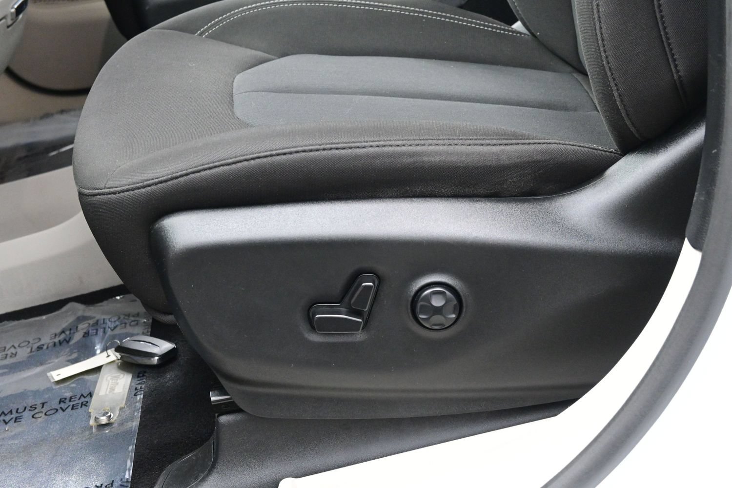 Used 2023 Chrysler Voyager LX FWD image 14